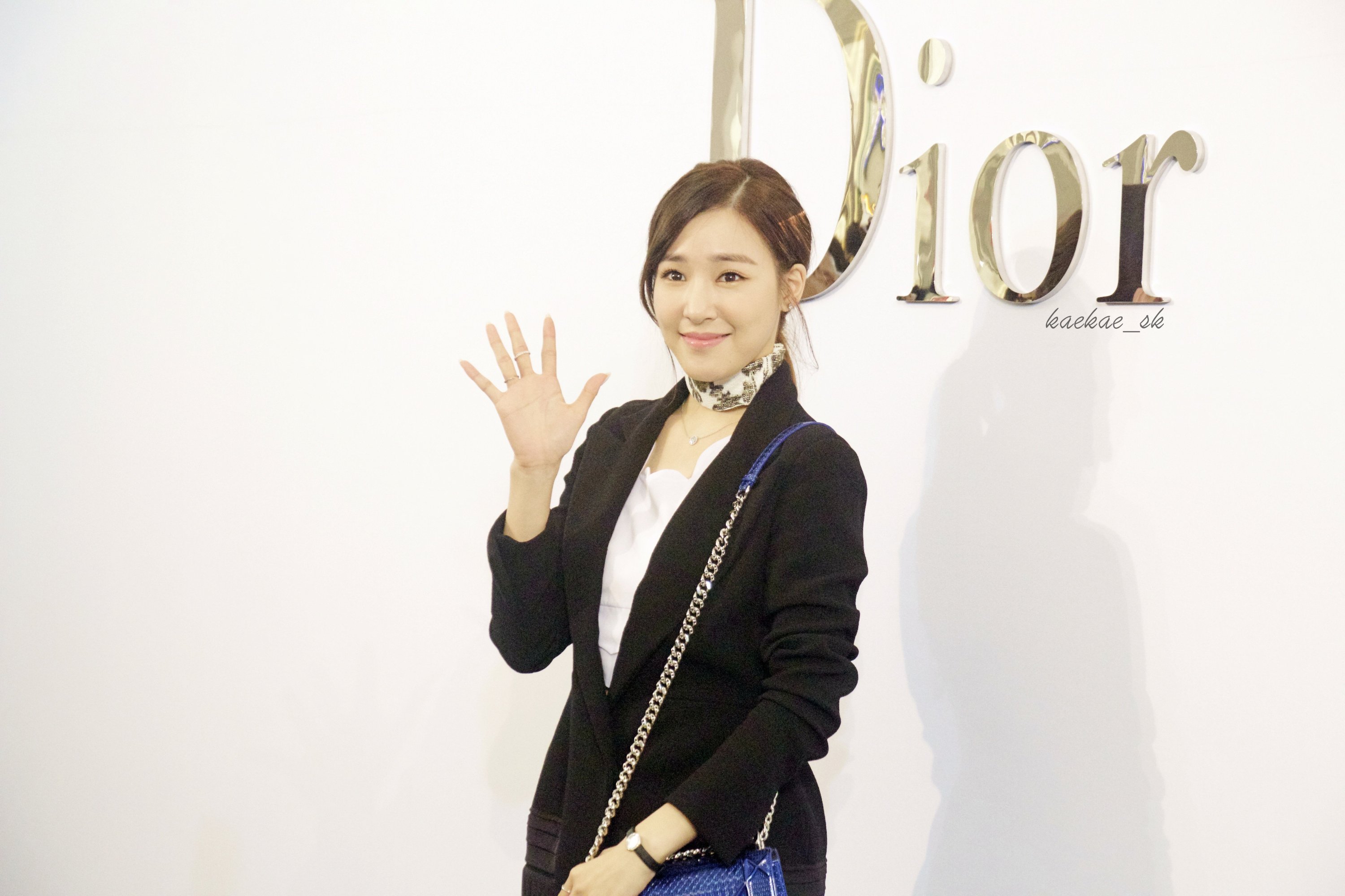 [PIC][17-02-2016]Tiffany khởi hành đi Thái Lan để tham dự sự kiện khai trương chi nhánh của thương hiệu "Christian Dior" vào hôm nay - Page 8 3qpw4Mi9s3-3000x3000