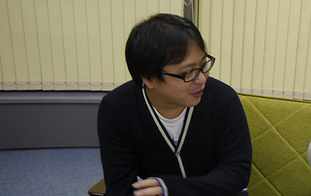左を向いて語るデザイナーの町田さん
