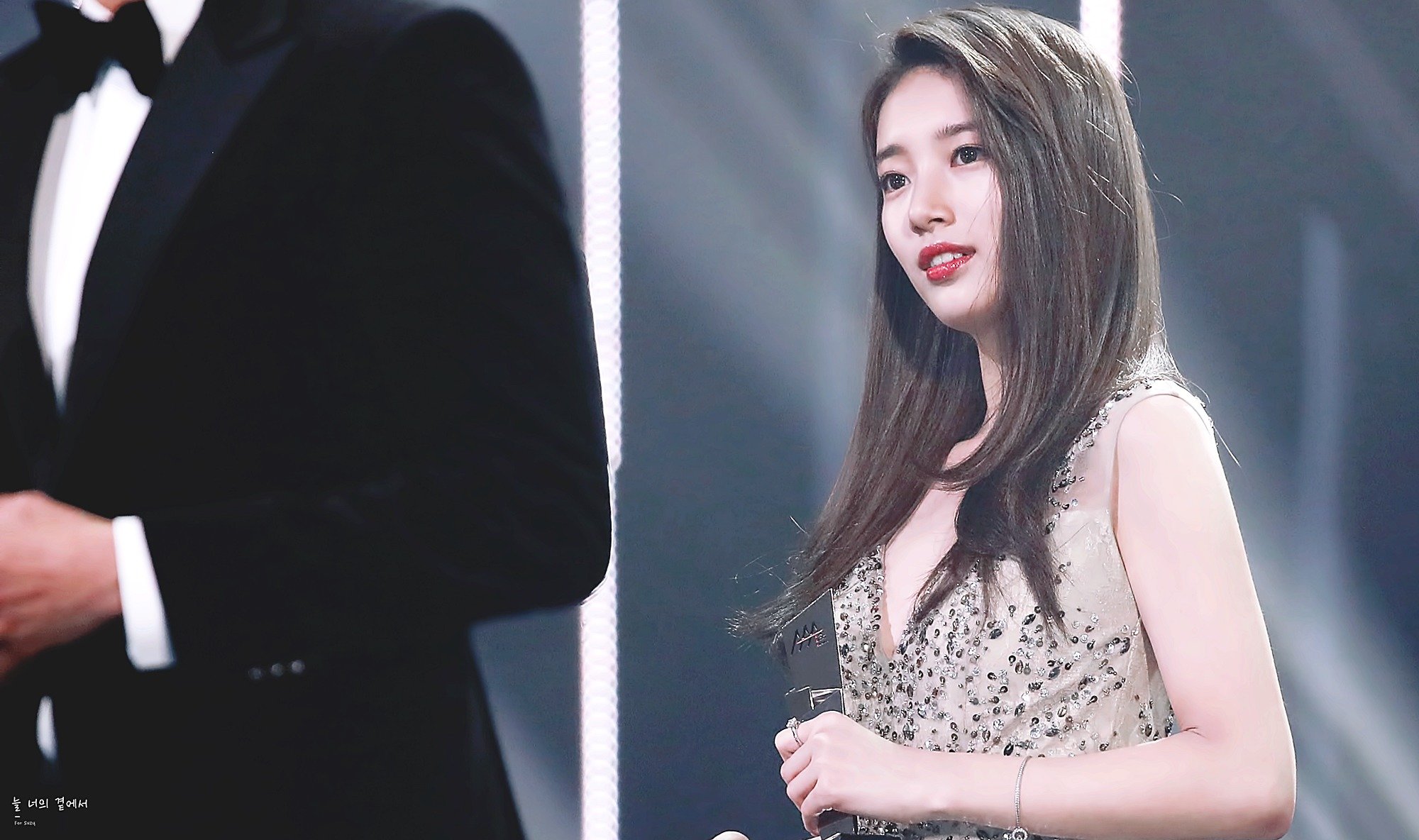 [모니터관광주의] 초대형 사이즈로 보는 수지.jpg | 인스티즈