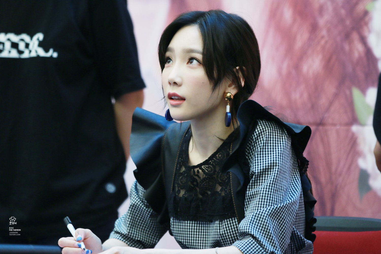 [PIC][16-04-2017]TaeYeon tham dự buổi Fansign cho “MY VOICE DELUXE EDITION” tại AK PLAZA vào chiều nay  - Page 3 9OE34S58sG-3000x3000