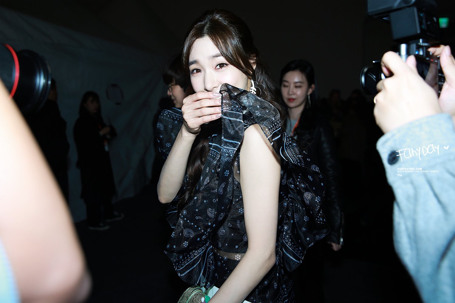 [PIC][28-03-2017]Tiffany và SeoHyun tham dự sự kiện ra mắt BST Thu - Đông của thương hiệu "FLEAMADONNA" trong khuôn khổ "2017 S/S HERA Seoul Fashion Week" vào chiều nay - Page 4 9zwP6bngxh-3000x3000