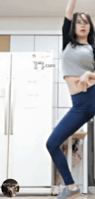 레깅스입고 안무 연습하는 코코소리 소리.gif | 인스티즈