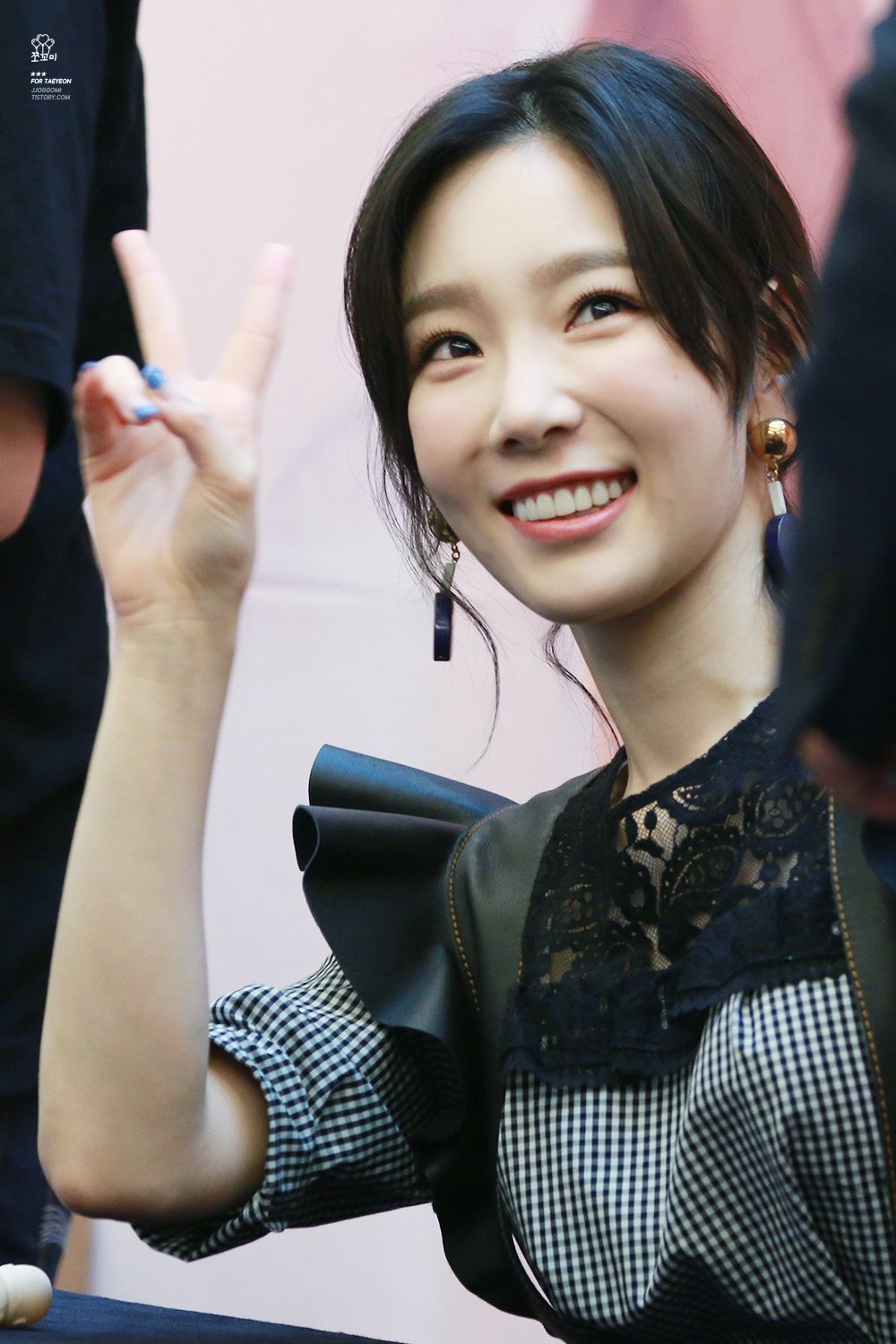 [PIC][16-04-2017]TaeYeon tham dự buổi Fansign cho “MY VOICE DELUXE EDITION” tại AK PLAZA vào chiều nay  - Page 3 Hf8rlyw9IN-3000x3000