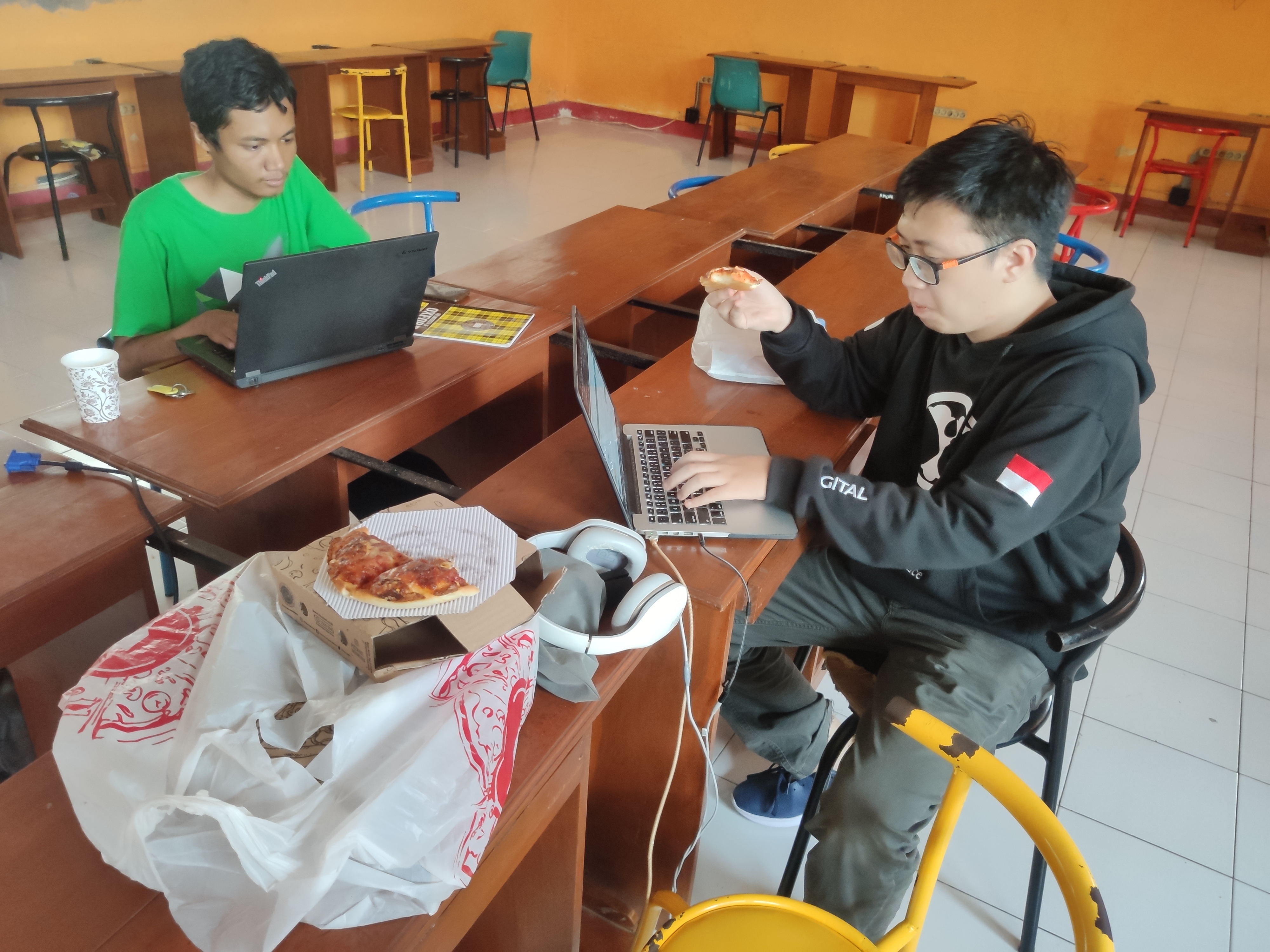 Si Nuel, Sang Mentor, sedang menikmati pizza disela-sela proses penerjemahan LibreOffice