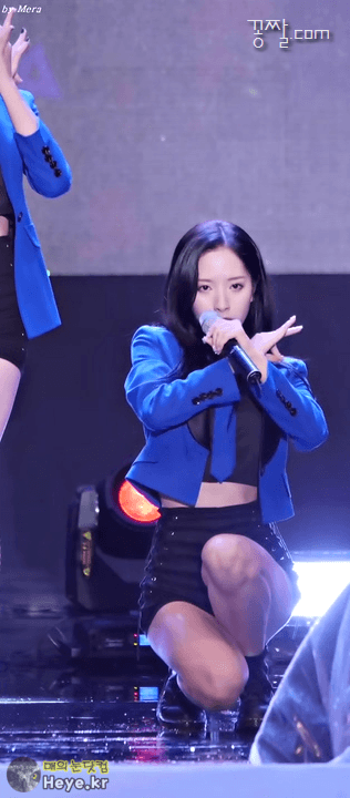 어깨노출하는 우주소녀 보나 ㄷㄷㄷ.gif | 인스티즈