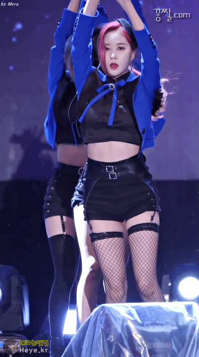 어깨노출하는 우주소녀 보나 ㄷㄷㄷ.gif | 인스티즈