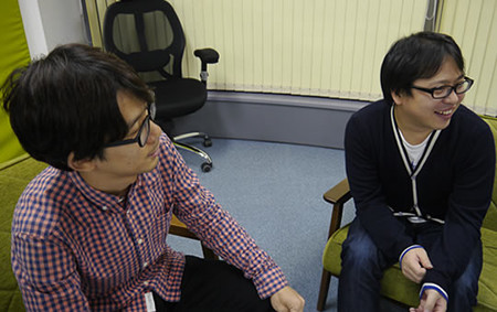 デザイナーの町田さんとプログラマの松村さんが話を聞いている