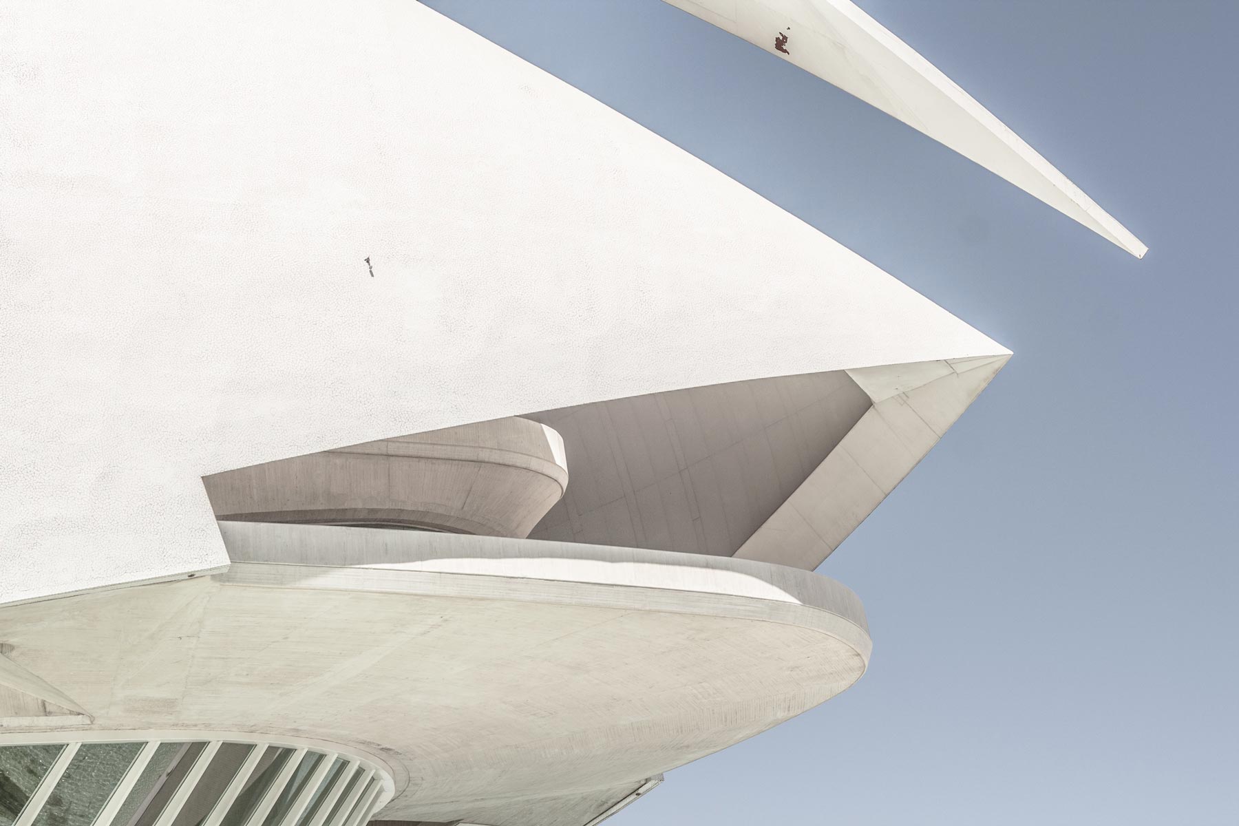 ' . __( 'Close-up of the corner of a white, geometric building with both sharp points and round corners.' ) . '