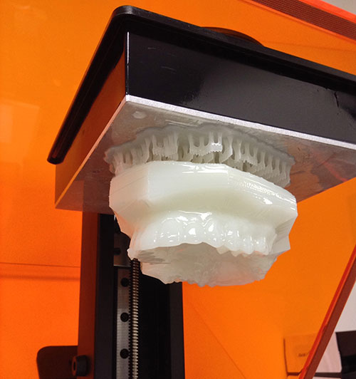 Модель находится в подвешенном состоянии на опорах