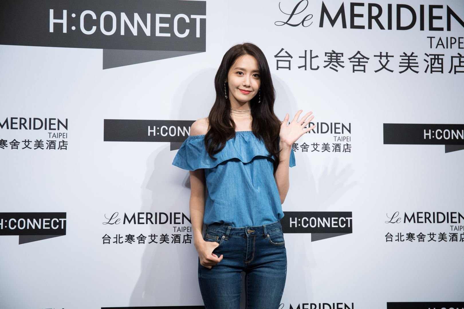 [PIC][22-07-2017]YoonA khởi hành đi Đài Loan để tham dự buổi Fanmeeting cho thương hiệu "H:CONNECT" vào hôm nay - Page 3 Z2Hrlh9hWN-3000x3000