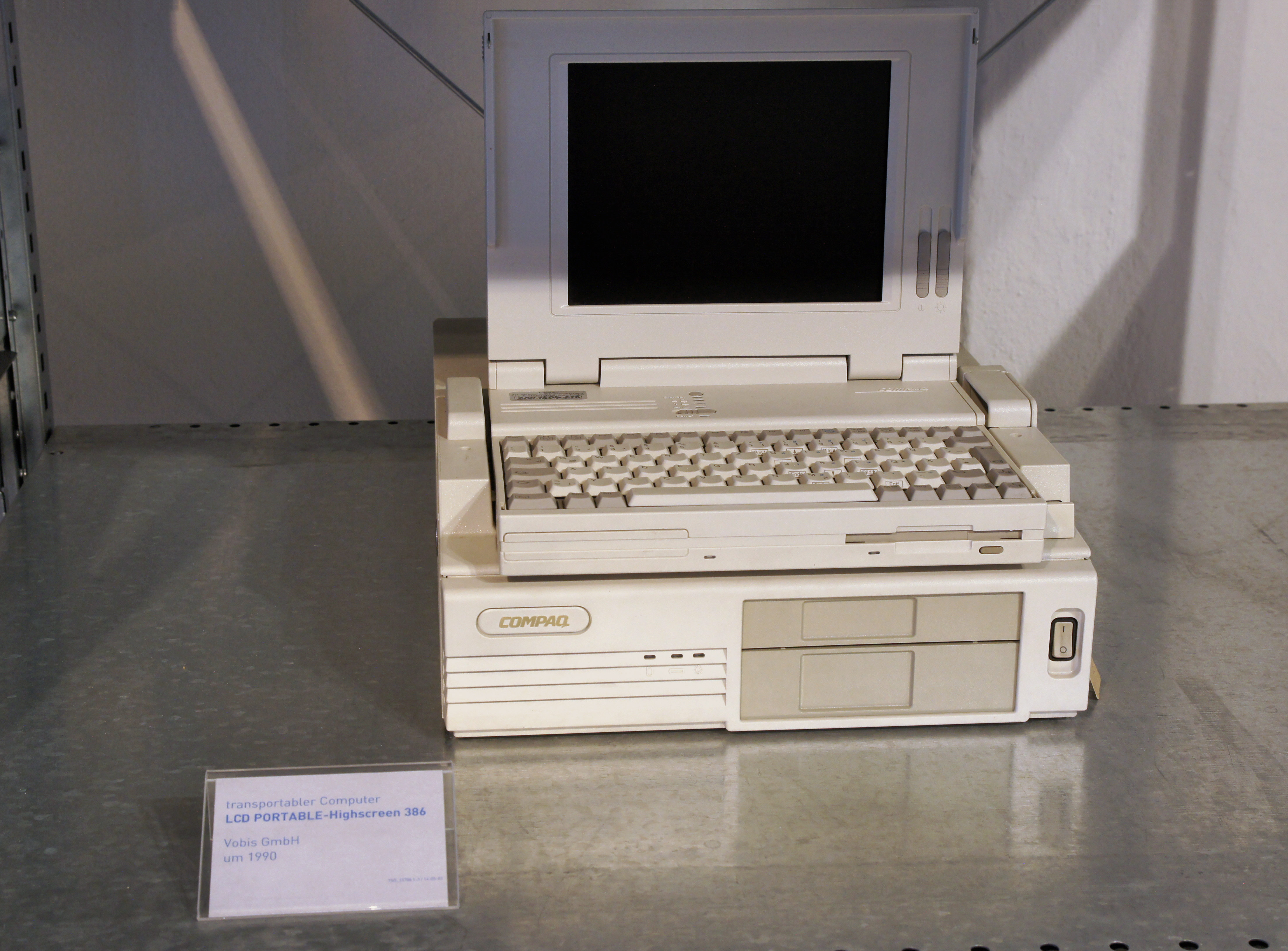 Commodore LTE 386s/20 laptop with dock