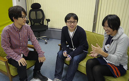 デザイナーの赤塚さんが語っていて、デザイナーの町田さんとプログラマの松村さんがそれを聞いている