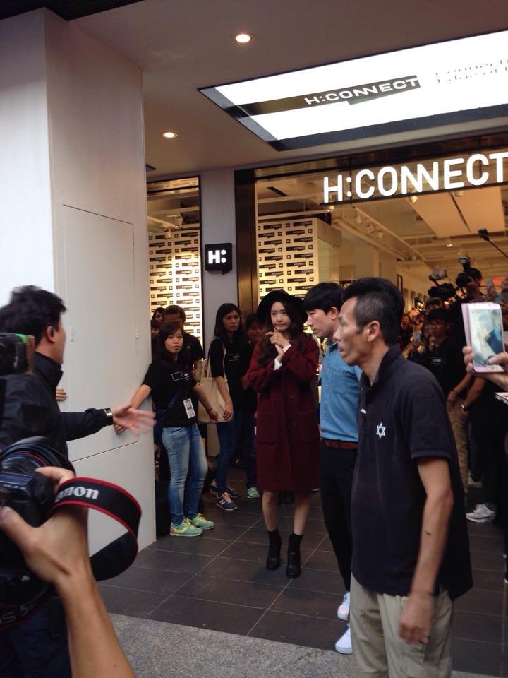 [PIC][31-10-2015]YoonA khởi hành đi Đài Loan để tham dự Fansign cho thương hiệu "H:CONNECT" vào sáng nay - Page 3 DWopC6IuDb-3000x3000