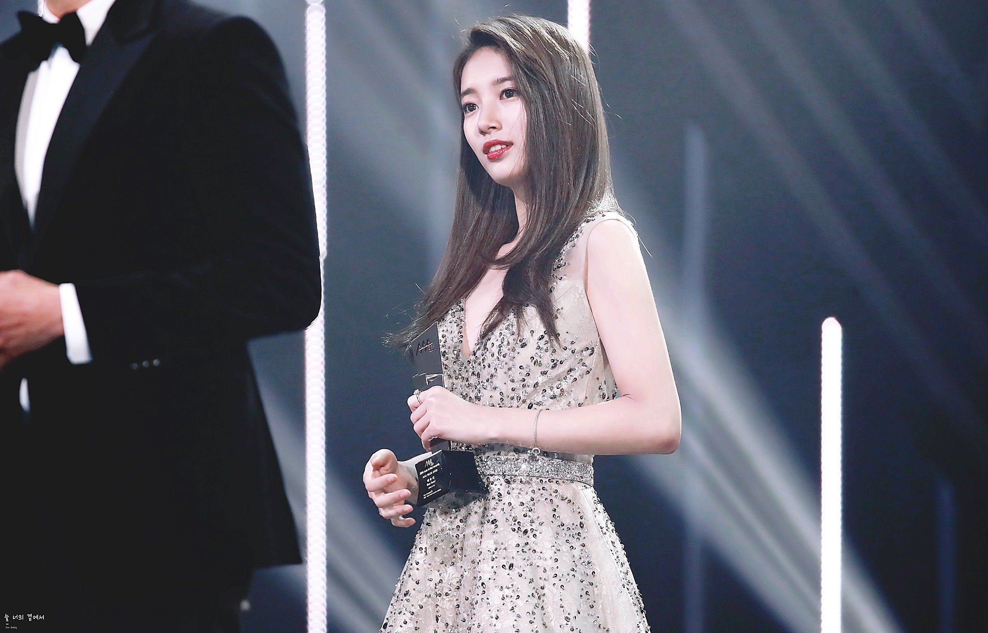 [모니터관광주의] 초대형 사이즈로 보는 수지.jpg | 인스티즈