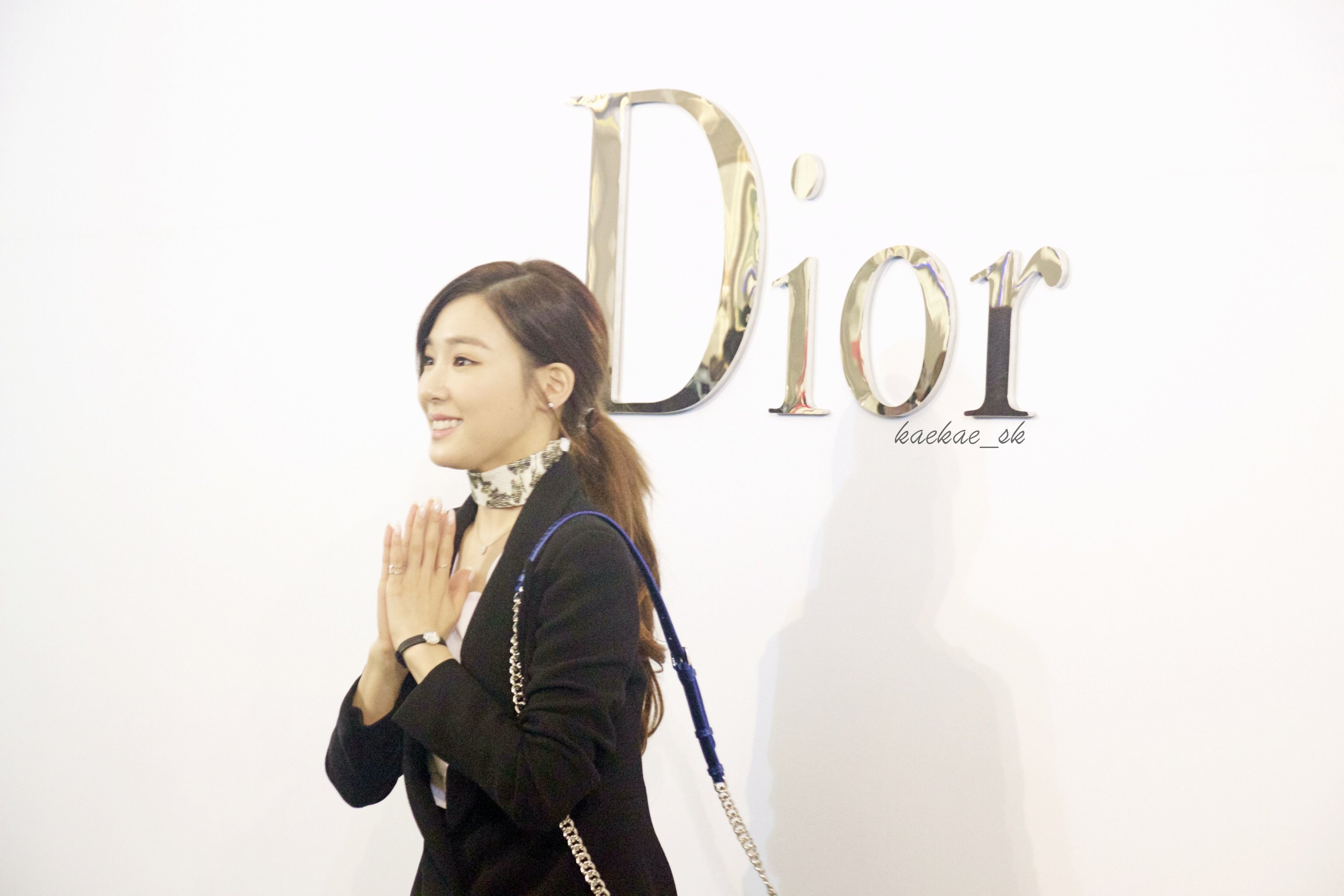 [PIC][17-02-2016]Tiffany khởi hành đi Thái Lan để tham dự sự kiện khai trương chi nhánh của thương hiệu "Christian Dior" vào hôm nay - Page 8 UBP0IX7Xzn-3000x3000