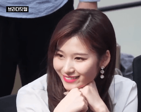 그냥 쳐다보는 사나.gif | 인스티즈